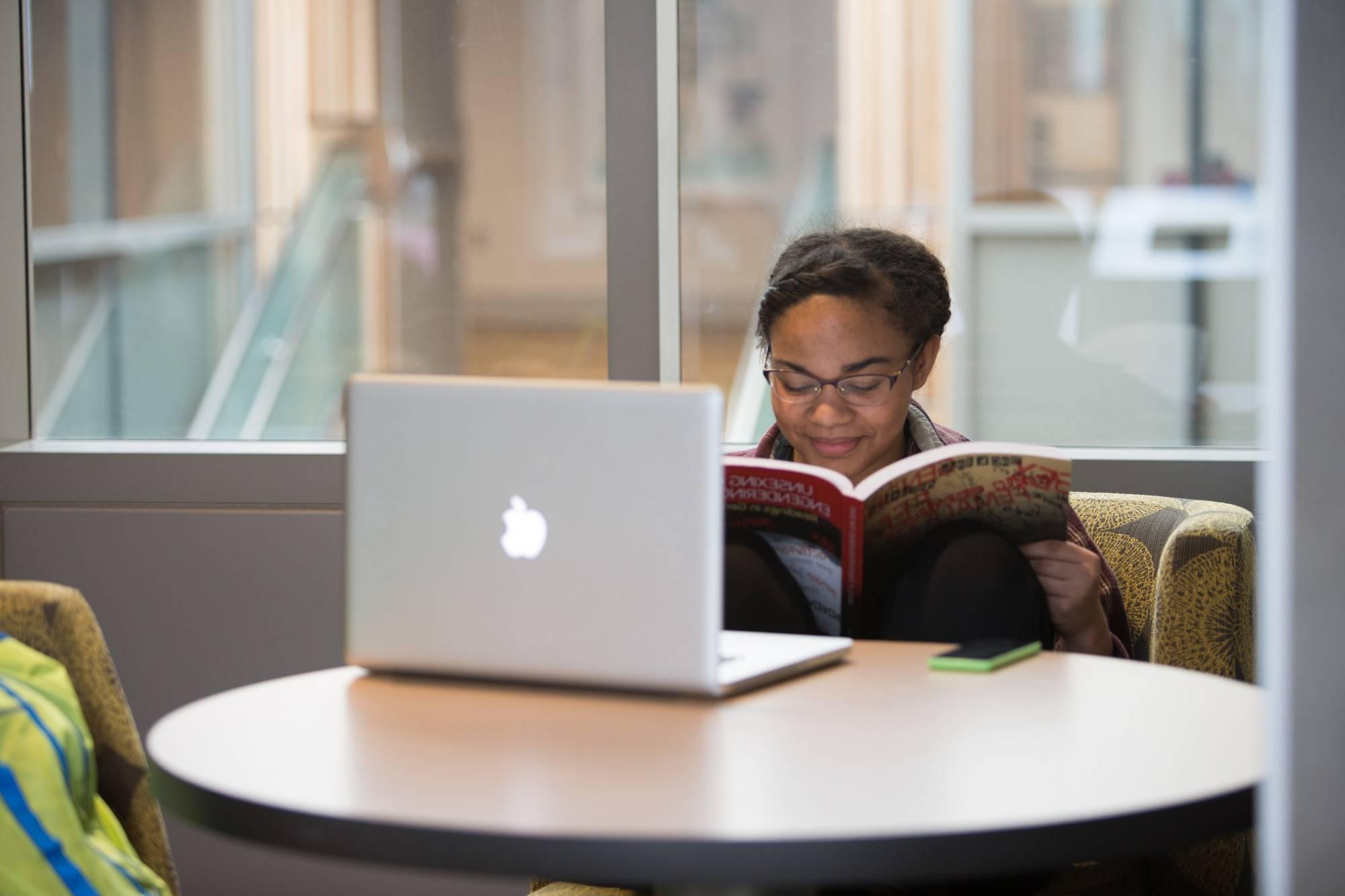 一个GVSU的学生在图书馆用她的电脑.